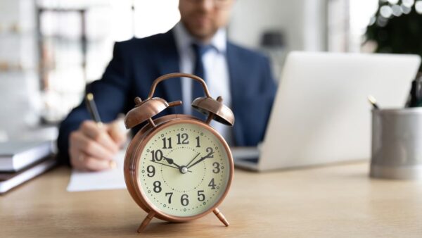 アメリカの平均労働時間は？｜制度の違いと働き方の特徴を解説