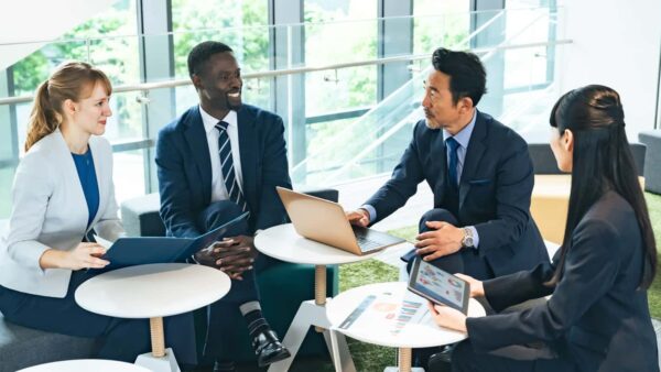 アメリカの営業職の年収はいくら？職種別の相場とインセンティブの仕組みを解説